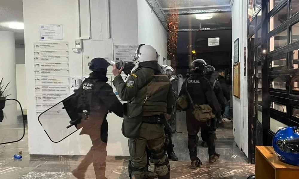 Εκκενώθηκε η κατάληψη στο ΑΠΘ μετά από αστυνομική επιχείρηση